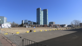 902953 Gezicht over het opgebroken parkeerterrein van de Jaarbeurs achter de Croeselaan te Utrecht, waar de eeste fase ...